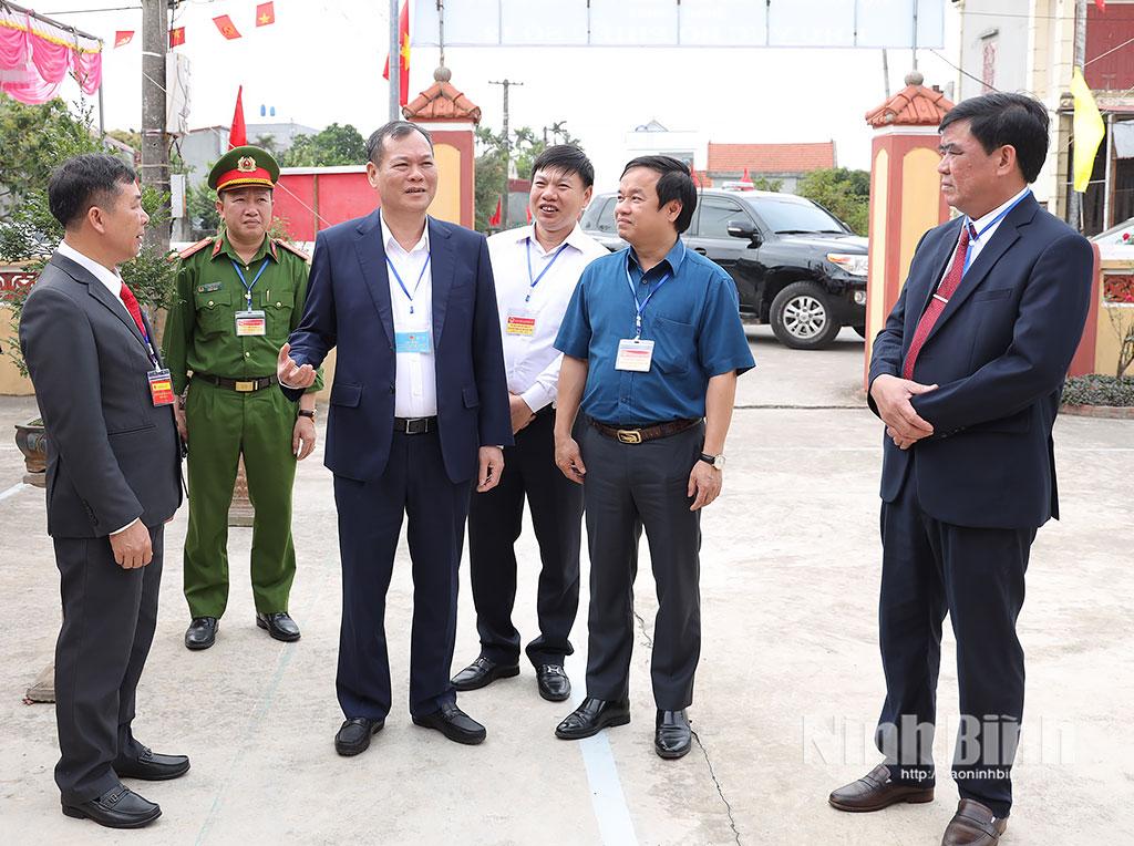 Đồng chí Lê Quốc Chỉnh, Phó Bí thư Tỉnh ủy, Chủ tịch HĐND tỉnh, Phó Trưởng Ban Chỉ đạo cuộc bầu cử tỉnh động viên lực lượng chức năng làm nhiệm vụ bầu cử tại xã Hải Tiến.