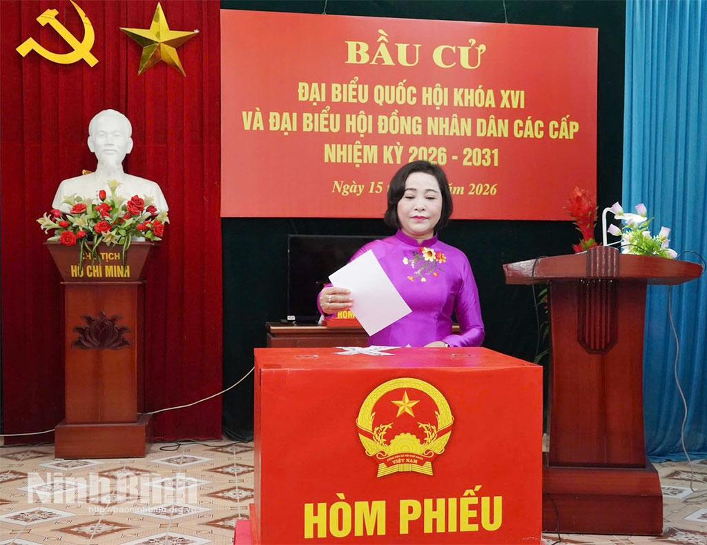 Đồng chí Nguyễn Thị Thanh, Ủy viên Trung ương Đảng, Phó Chủ tịch Quốc hội thực hiện bỏ lá phiếu đầu tiên tại Khu vực bỏ phiếu số 27, phường Hoa Lư. Ảnh: Trần Giang