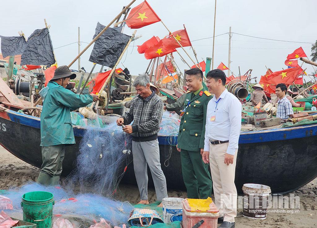 Cán bộ xã Hải Quang tuyên truyền, vận động ngư dân thực hiện quyền và nghĩa vụ của Cử tri. Ảnh: Hoàng Tuấn