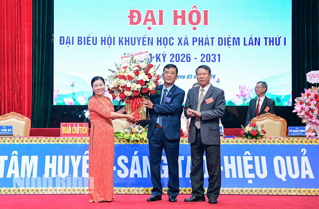Đồng chí Phạm Ngọc Hưng, Phó Chủ tịch Hội Khuyến học tỉnh tặng hoa chúc mừng Đại hội.