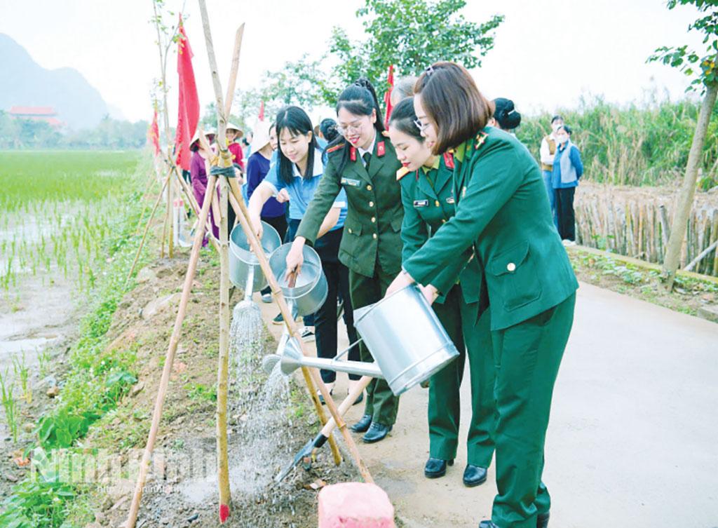 Cán bộ, chiến sĩ nữ Bộ đội Biên phòng tỉnh tham gia trồng cây dịp đầu Xuân Bính Ngọ 2026.
