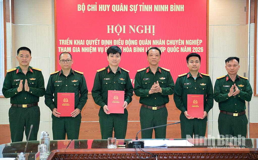 Đồng chí Thượng tá Lê Thế Hưng, Phó Tham mưu trưởng Bộ CHQS tỉnh trao quyết định điều động quân nhân chuyên nghiệp tham gia gìn giữ hòa bình Liên hợp quốc.