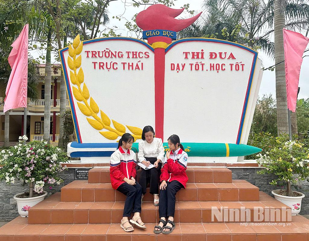 Cô Phạm Thị Thục và các học sinh đội tuyển Sinh học, Trường THCS Trực Thái, xã Minh Thái hướng dẫn học sinh ôn tập cho kỳ thi Học sinh giỏi cấp THCS năm học 2025-2026.