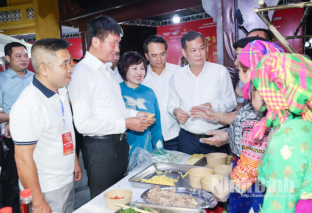 Đồng chí Trần Huy Tuấn, Ủy viên Trung ương Đảng, Bí thư Tỉnh ủy và đồng chí Lê Quốc Chỉnh, Phó Bí thư Tỉnh ủy, Chủ tịch HĐND tỉnh và các đại biểu tham quan các gian hàng Phở.
