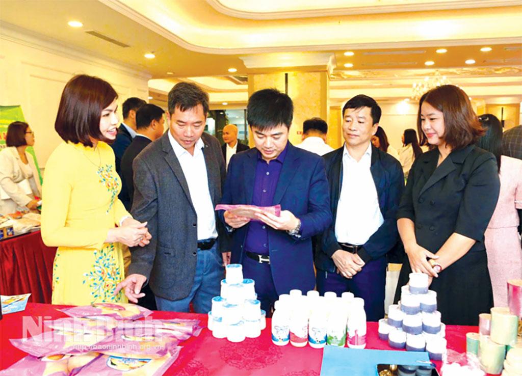 Khu trưng bày giới thiệu sản phẩm nông nghiệp Ninh Bình tại Hội nghị tọa đàm kết nối các doanh nghiệp trên địa bàn tỉnh.