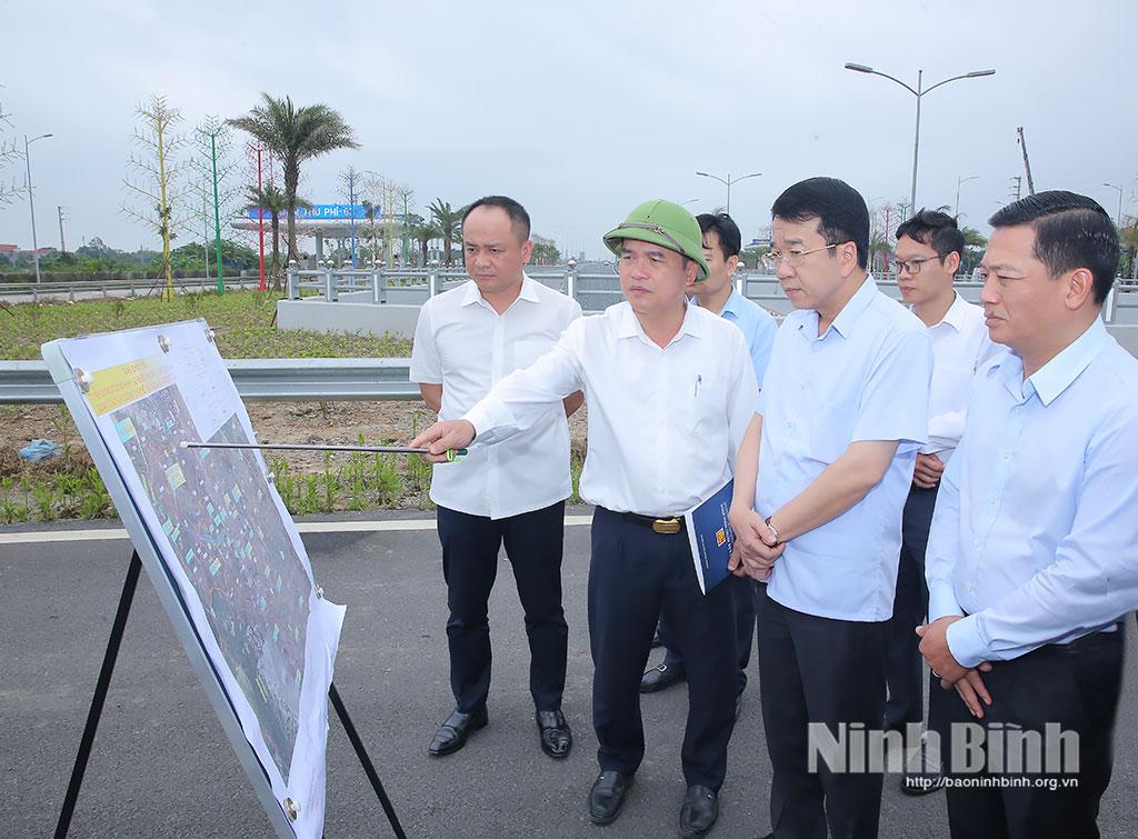 Đồng chí Chủ tịch UBND tỉnh Nguyễn Thanh Bình nghe các đơn vị báo cáo về tuyến cao tốc CT.39 và các dự án đường song hành; tuyến đường kết nối đường Vành đai 4 trên địa bàn Hà Nội với đường Vành đai 5 trên địa bàn tỉnh Ninh Bình (dự án do Thành phố Hà Nội là đơn vị chủ quản); Khu Đại học Nam Cao và Quy hoạch Khu công nghệ cao.