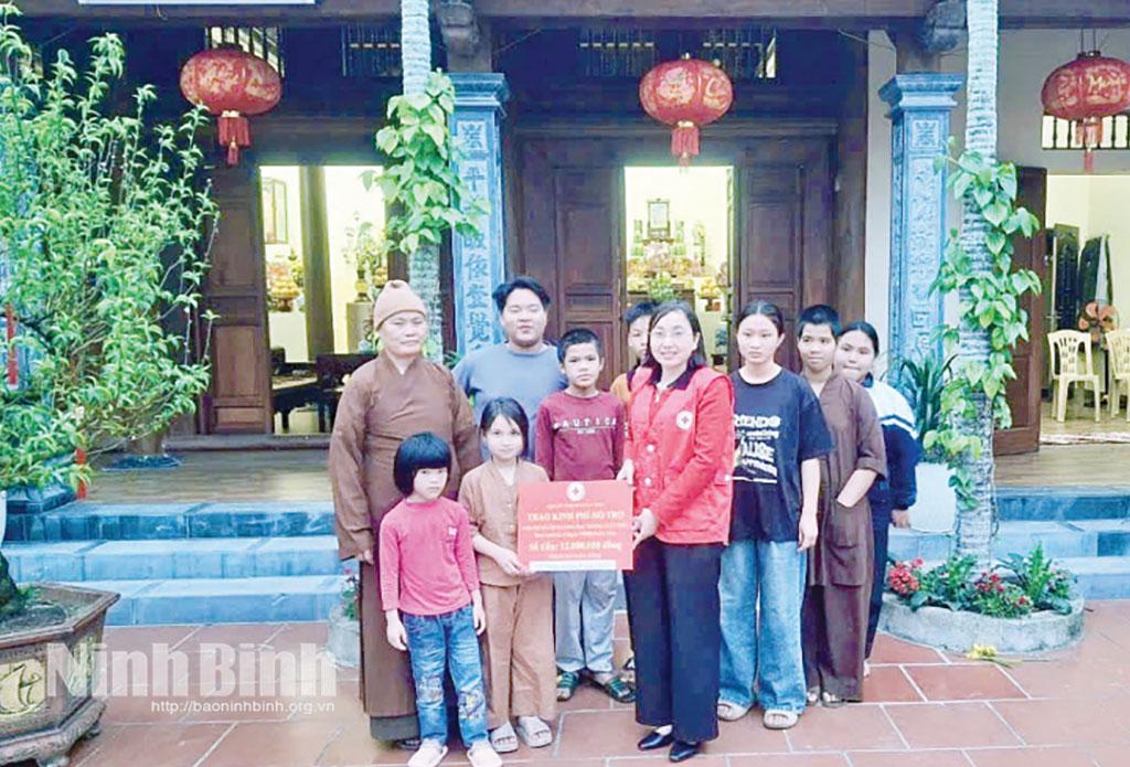 Hội Chữ thập đỏ xã Lý Nhân trao hỗ trợ thường xuyên tại chùa Mạc Thượng, nơi đang nuôi dưỡng 9 trẻ mồ côi.