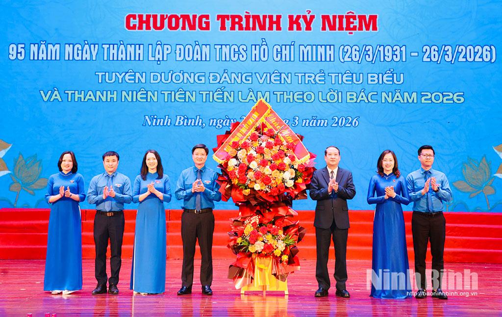 Đồng chí Mai Văn Tuất, Phó Bí thư Tỉnh ủy, Chủ tịch Ủy ban MTTQ Việt Nam tỉnh tặng hoa chúc mừng Tỉnh đoàn.