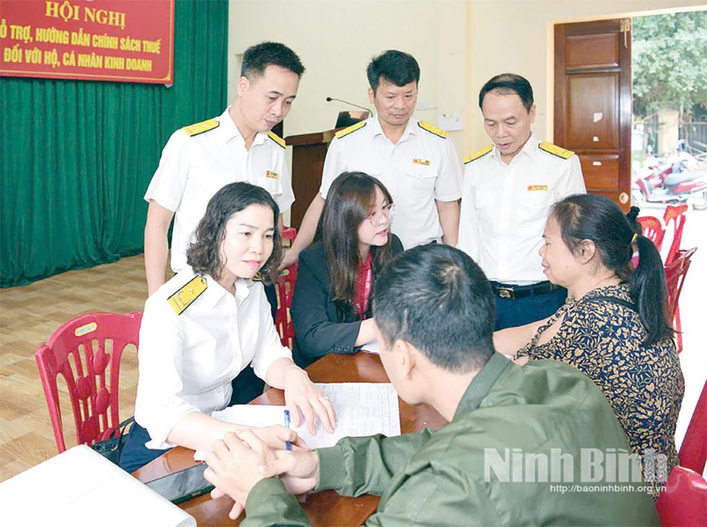 Lãnh đạo Thuế cơ sở 1 tham gia “Ngày hội hỗ trợ kê khai đối với hộ, cá nhân kinh doanh” trên địa bàn phường Hoa Lư.