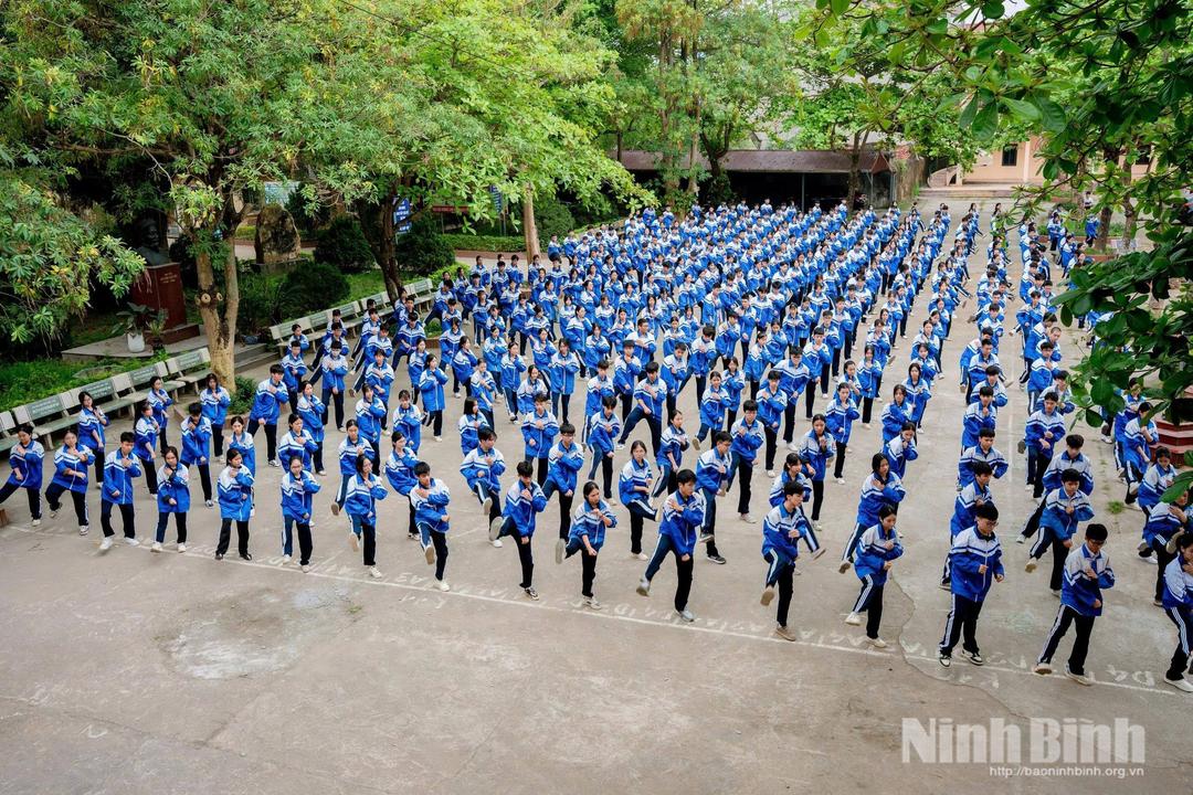 Đúng 9 giờ sáng, hơn 700 nghìn học sinh toàn tỉnh Ninh Bình đã đồng loạt tham gia chương trình đồng diễn võ nhạc Vovinam.