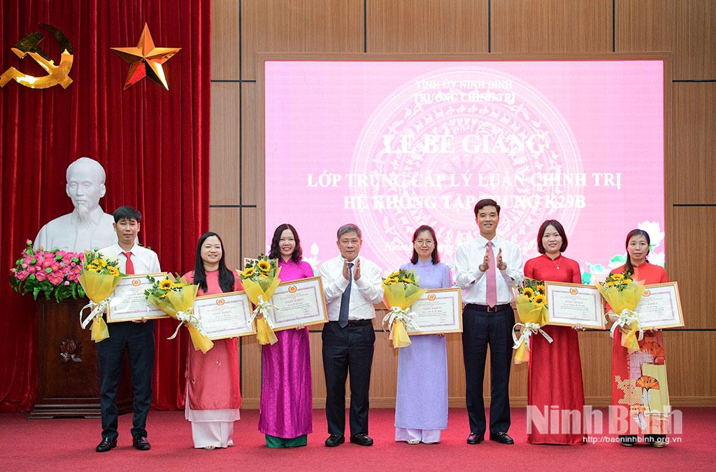 Các đồng chí: Phạm Minh Tuấn, Tỉnh ủy viên, Phó Trưởng Ban Tổ chức Tỉnh ủy; Phan Thành Công, Tỉnh ủy viên, Bí thư Đảng uỷ, Hiệu trưởng Trường Chính trị tỉnh trao Giấy khen cho các học viên có thành tích học tập xuất sắc.