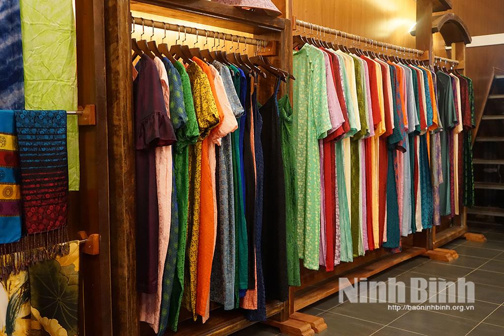 Áo dài lụa được bày bán tại các cửa hàng ở làng nghề Lụa Vạn Phúc.