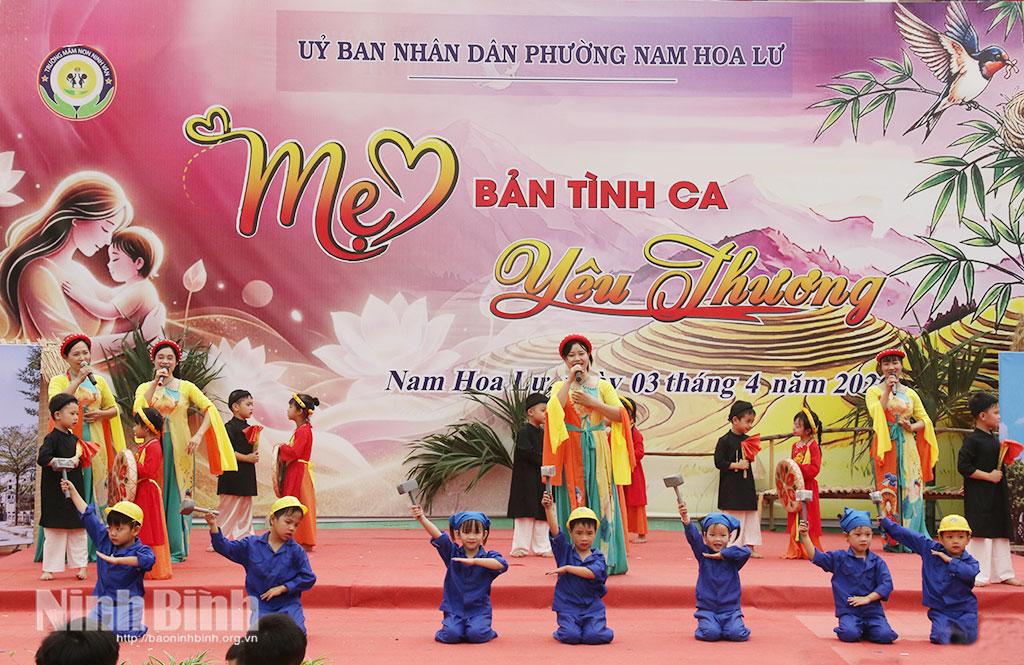 Tiết mục biểu diễn trong chương trình nghệ thuật “Mẹ - bản tình ca yêu thương”.