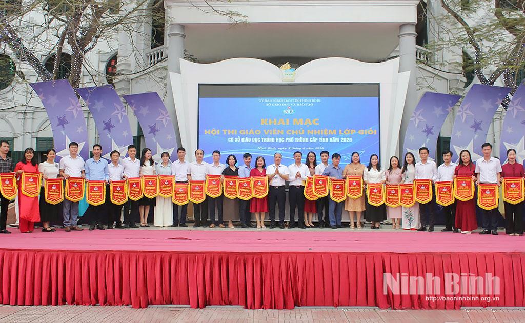 Lãnh đạo Sở Giáo dục và Đào tạo tặng cờ lưu niệm cho các cơ sở giáo dục tham gia Hội thi.