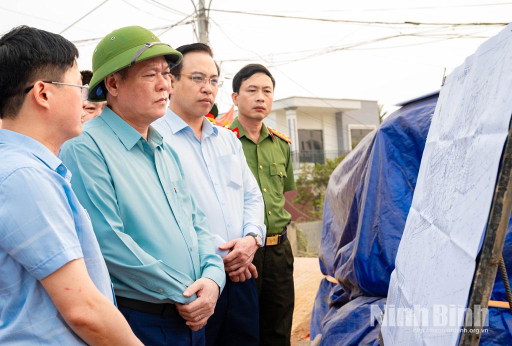 Đồng chí Lê Quốc Chỉnh, Phó Bí thư Tỉnh ủy, Chủ tịch HĐND tỉnh kiểm tra công tác chuẩn bị vật tư, vật liệu PCTT tại Cống Nhâm Tràng.