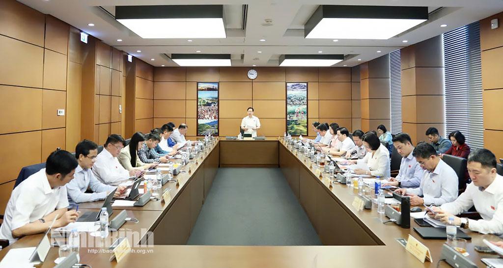 Đoàn ĐBQH tỉnh Ninh Bình tham gia thảo luận tại Tổ số 10 cùng Đoàn ĐBQH tỉnh Sơn La.