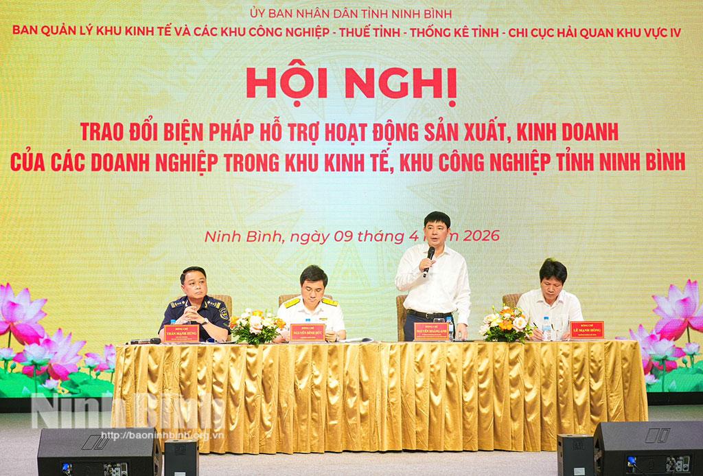 Các đại biểu trao đổi, thảo luận tại hội nghị.