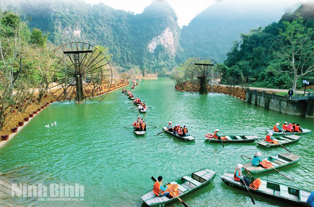 Du khách tham quan Khu du lịch Thung Ui, phường Tây Hoa Lư. Ảnh: Anh Tuấn