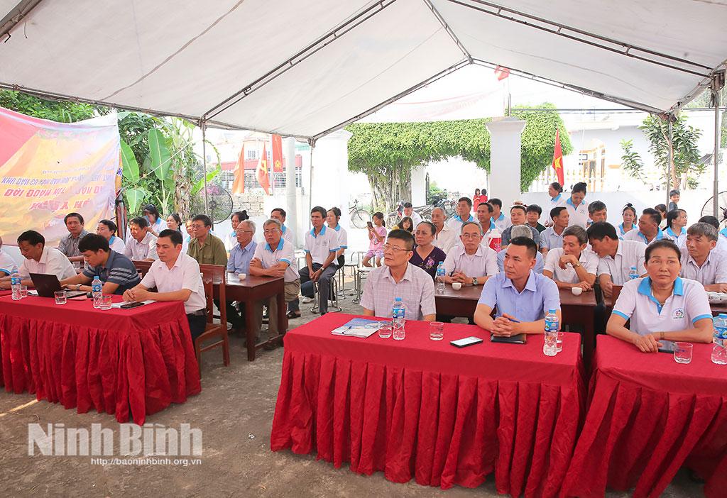 Các đại biểu dự buổi lễ.