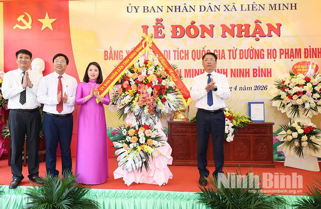 Đồng chí Trần Song Tùng, Ủy viên Ban Thường vụ Tỉnh ủy, Phó Chủ tịch Thường trực UBND tỉnh tặng hoa chúc mừng đại diện chính quyền địa phương và dòng họ Phạm Đình.