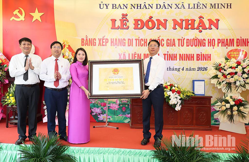 Đồng chí Trần Song Tùng, Ủy viên Ban Thường vụ Tỉnh ủy, Phó Chủ tịch Thường trực UBND tỉnh trao Bằng xếp hạng Di tích quốc gia cho đại diện chính quyền địa phương và dòng họ Phạm Đình.
