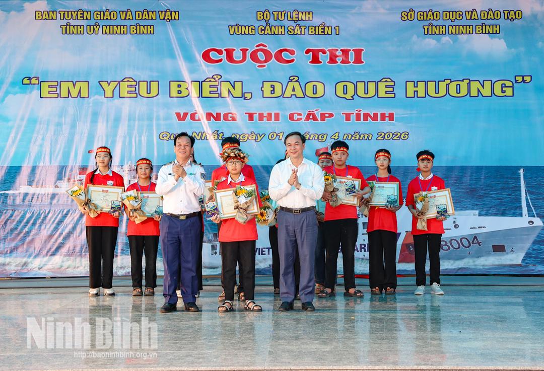 Lãnh đạo Bộ Tư lệnh Vùng cảnh sát biển 1 cùng lãnh đạo Ban Tuyên giáo và dân vận Tỉnh ủy trao giải Nhất cuộc thi.