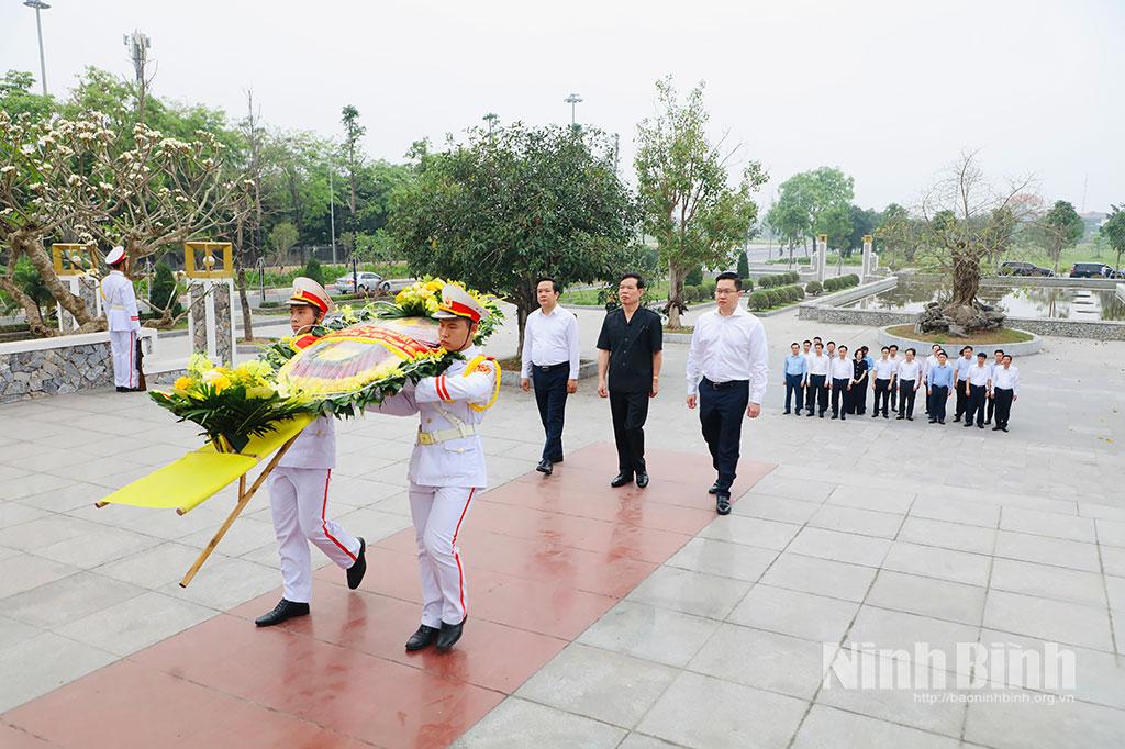 Các đồng chí: Phạm Quang Ngọc, Ủy viên Trung ương Đảng, Bí thư Tỉnh ủy Hưng Yên; Trần Đăng Quỳnh, Ủy viên Dự khuyết Trung ương Đảng, Phó Bí thư Tỉnh ủy Ninh Bình; Triệu Tài Vinh, Phó Trưởng Ban Tuyên giáo và Dân vận Trung ương cùng các đại biểu đặt vòng hoa, dâng hương tại Đài tưởng niệm liệt sĩ tỉnh Ninh Bình (phường Hoa Lư).