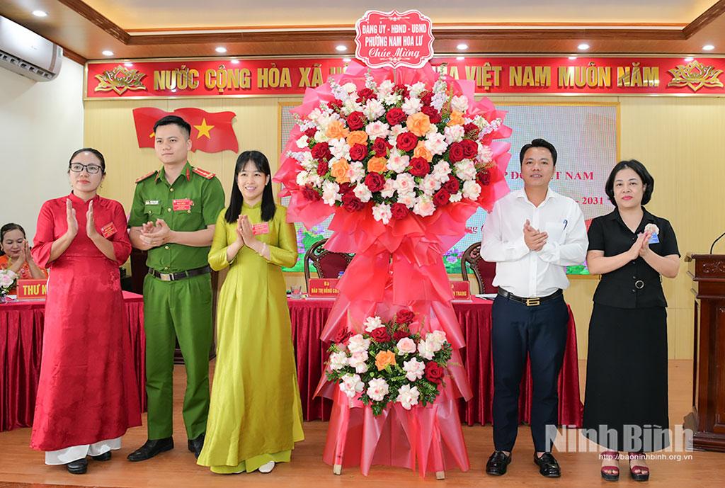 Các đồng chí lãnh đạo phường Nam Hoa Lư tặng hoa chúc mừng Đại hội.