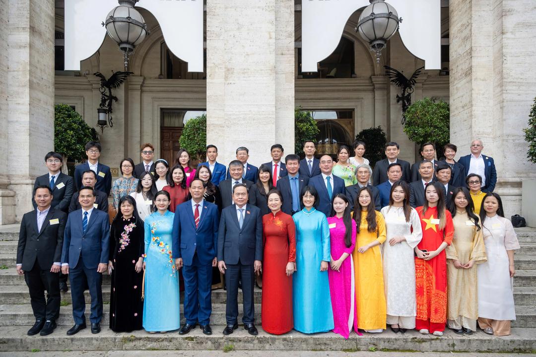 Chủ tịch Quốc hội Trần Thanh Mẫn và Phu nhân cùng Đoàn đại biểu cấp cao Việt Nam chụp ảnh lưu niệm cùng cán bộ Đại sứ quán và và cộng đồng người Việt Nam tại Italia.