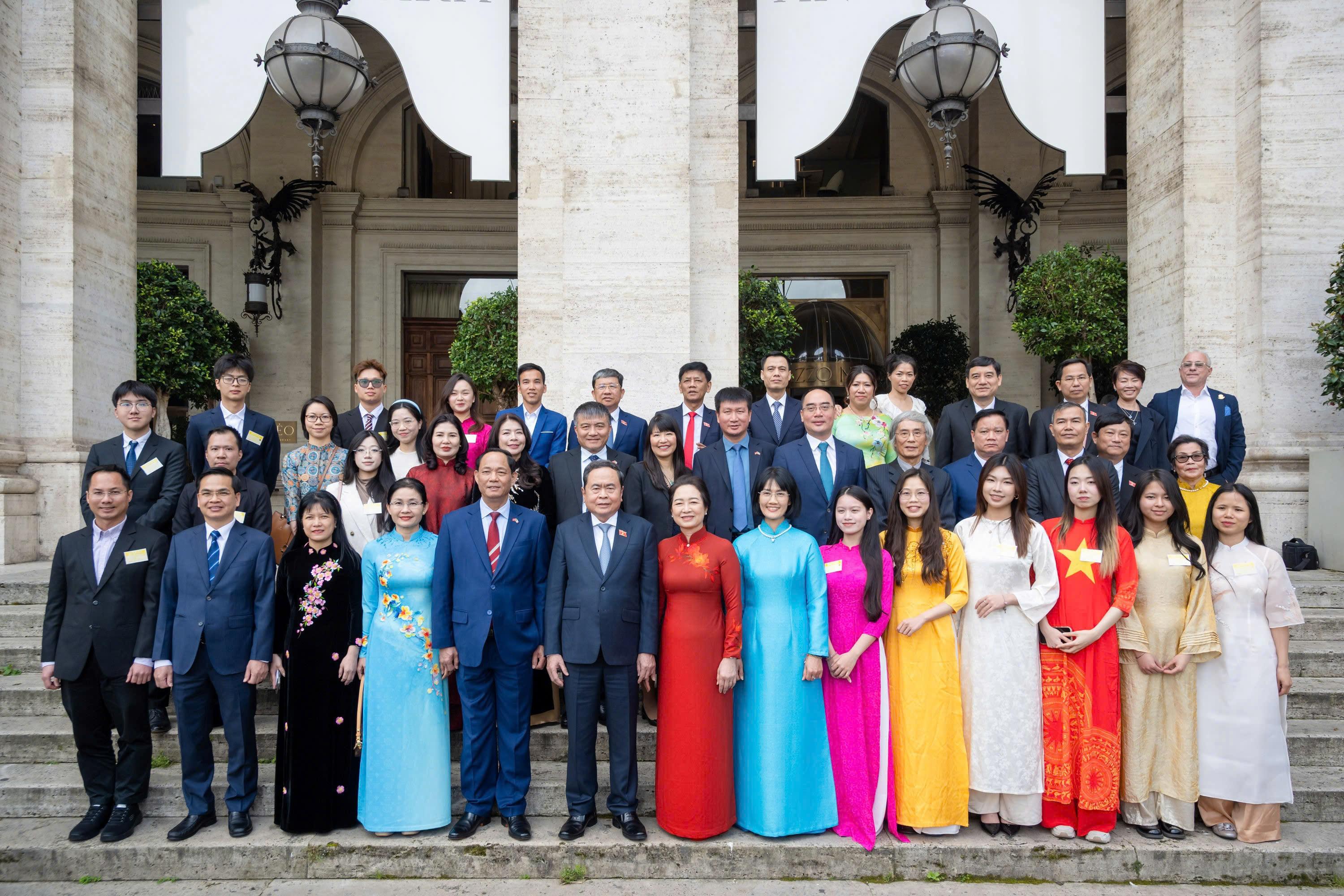 Chủ tịch Quốc hội Trần Thanh Mẫn và Phu nhân cùng Đoàn đại biểu cấp cao Việt Nam chụp ảnh lưu niệm cùng cán bộ Đại sứ quán và và cộng đồng người Việt Nam tại Italia.