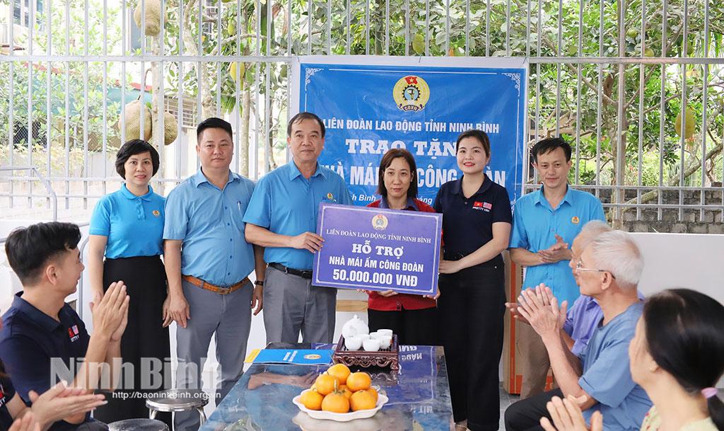 Đại diện lãnh đạo LĐLĐ tỉnh trao kinh phí hỗ trợ xây dựng nhà “Mái ấm Công đoàn” cho gia đình chị Bùi Thị Hồng Hạnh.
