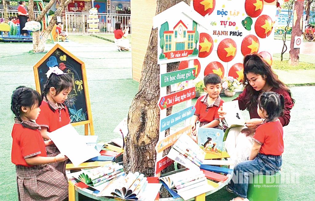 Hưởng ứng Ngày Sách và Văn hóa đọc Việt Nam năm 2026, Trường Mầm non Nghĩa Sơn (xã Nghĩa Sơn) tổ chức các hoạt động kể chuyện theo sách, đọc sách cùng cô.