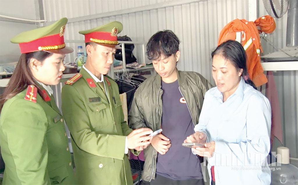 Cán bộ, chiến sĩ Công an tỉnh tuyên truyền phòng, chống tội phạm trên không gian mạng cho người dân.