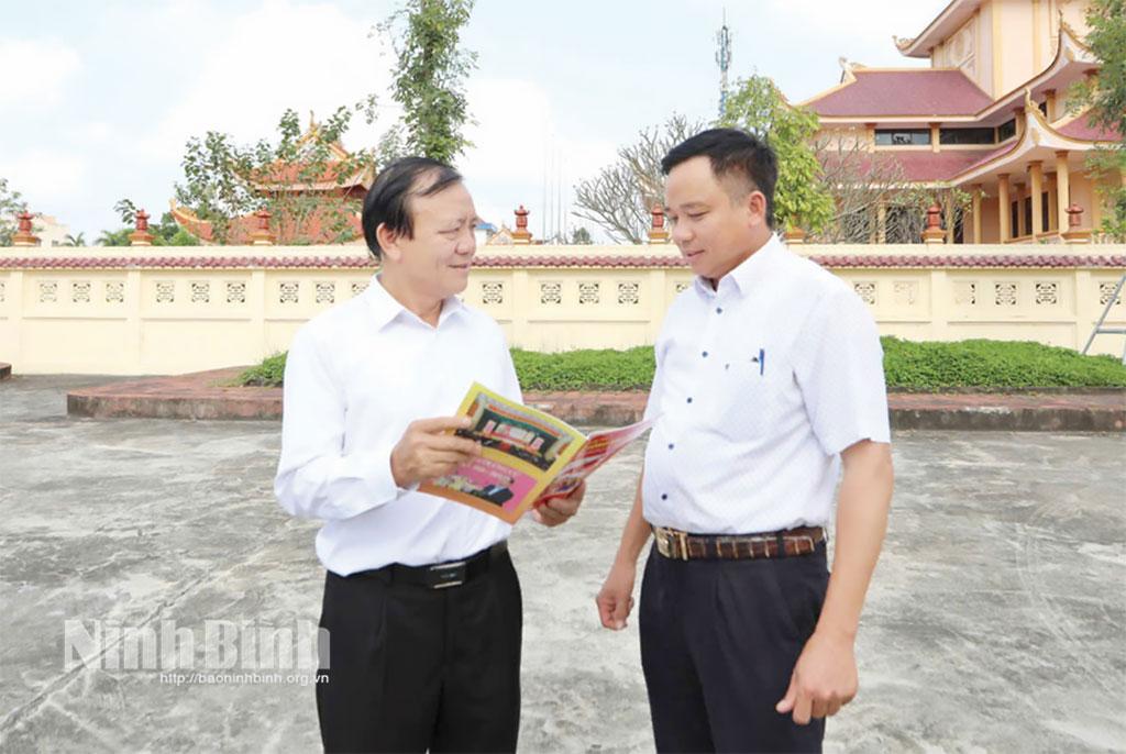 Đồng chí Phạm Duy Đạt (bên trái), Phó Bí thư Chi bộ, Trưởng Ban công tác Mặt trận thôn 33 được Đảng ủy xã Xuân Trường biểu dương “Đảng viên người theo đạo Công giáo tiêu biểu” năm 2025.