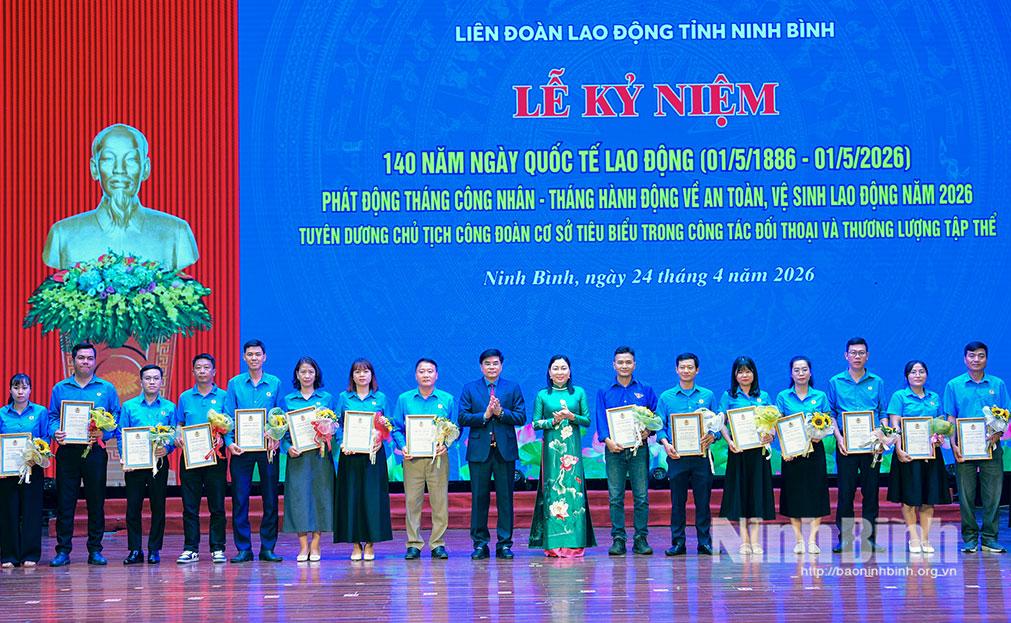 Các đồng chí: Đinh Thị Lụa, Phó Bí thư Thường trực Tỉnh ủy, Chủ tịch Ủy ban MTTQ Việt Nam tỉnh; Nguyễn Hải Long, Tỉnh ủy viên, Phó Chủ tịch Ủy ban MTTQ Việt Nam tỉnh, Chủ tịch LĐLĐ tỉnh biểu dương Chủ tịch CĐCS tiêu biểu trong công tác đối thoại và thương lượng tập thể.