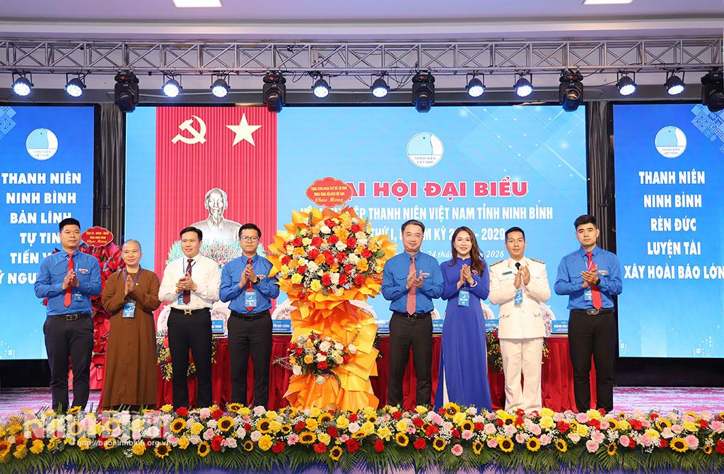 Đồng chí Nguyễn Tường Lâm, Bí thư Trung ương Đoàn, Chủ tịch Hội LHTN Việt Nam tặng hoa chúc mừng Đại hội.