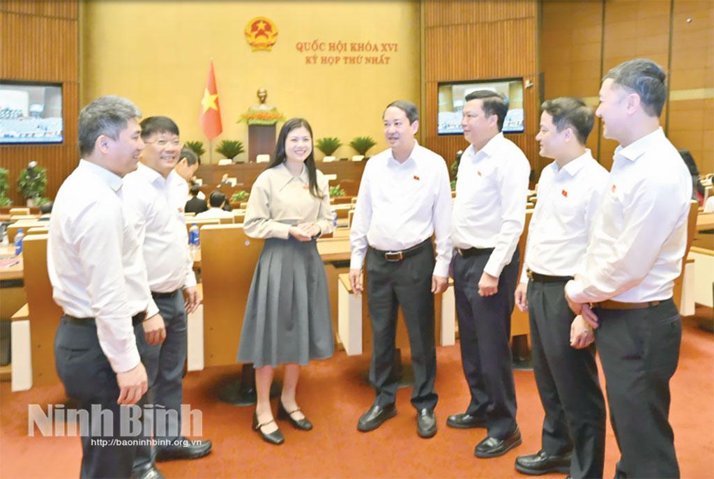 Các vị đại biểu Quốc hội tỉnh Ninh Bình trao đổi bên lề Kỳ họp thứ nhất, Quốc hội khóa XVI. Ảnh: CTV