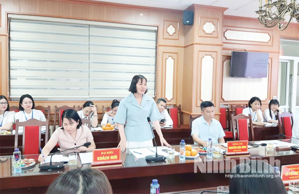 Đại biểu phát biểu ý kiến tại hội thảo khoa học do Khoa Nhà nước và Pháp luật (Trường Chính trị tỉnh) tổ chức.