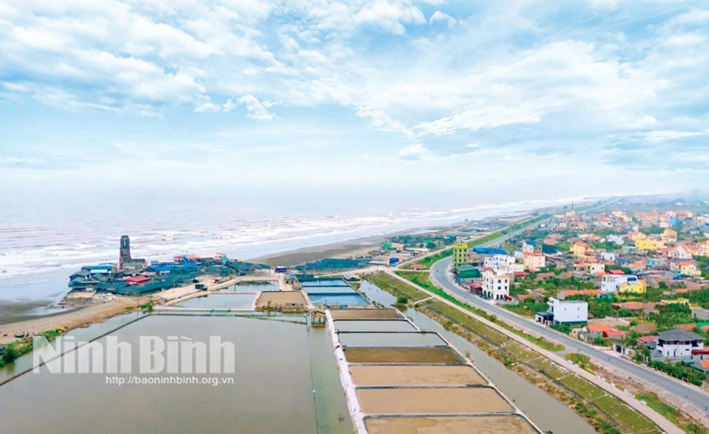 Bãi biển xã Hải Tiến - một trong những điểm đến thu hút khách du lịch về với Ninh Bình. Ảnh: Ngọc Linh
