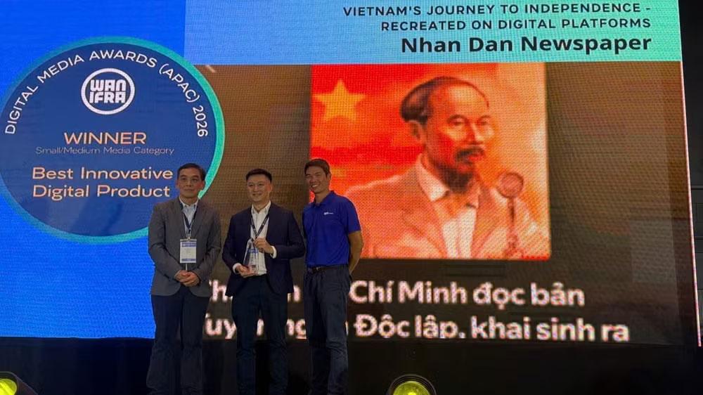 Nhà báo Nguyễn Hoàng Nhật, Phó Trưởng Ban Nhân Dân điện tử đại diện Báo Nhân Dân nhận giải thưởng tại giải Báo chí Kỹ thuật số châu Á (Digital Media Award Asia) 2026.