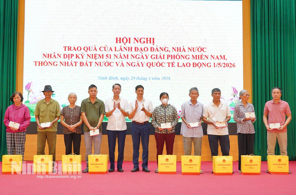 Lãnh đạo Hội Chữ thập đỏ tỉnh và lãnh đạo phường Phù Vân trao quà của lãnh đạo Đảng, Nhà nước cho các gia đình chính sách, hộ nghèo, hộ có hoàn cảnh khó khăn trên địa bàn phường.