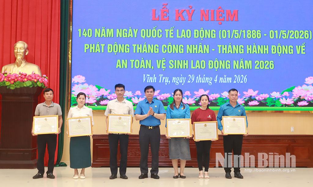 Đồng chí Nguyễn Hải Long, Tỉnh ủy viên, Phó Chủ tịch Ủy ban MTTQ Việt Nam tỉnh, Chủ tịch LĐLĐ tỉnh trao Bằng khen cho các tập thể và cá nhân có thành tích xuất sắc trong phong trào thi đua lao động giỏi và xây dựng tổ chức công đoàn vững mạnh năm 2025.