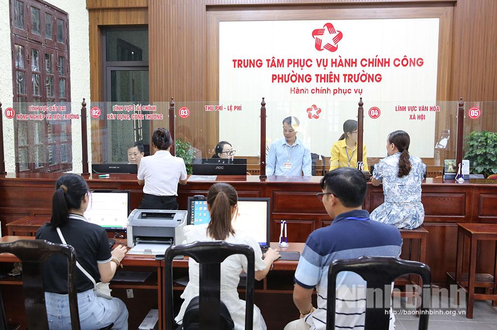 Cán bộ, công chức Trung tâm Phục vụ hành chính công phường Thiên Trường không ngừng nâng cao chất lượng giải quyết các thủ tục hành chính của người dân và doanh nghiệp. Ảnh: Văn Đại