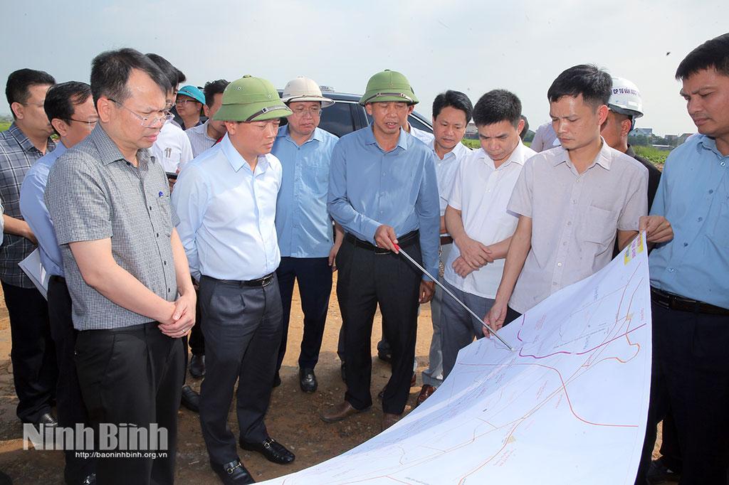 Đồng chí Nguyễn Cao Sơn, Tỉnh ủy viên, Phó Chủ tịch UBND tỉnh và đoàn công tác kiểm tra tại khu vực núi Sậu, phường Yên Thắng.