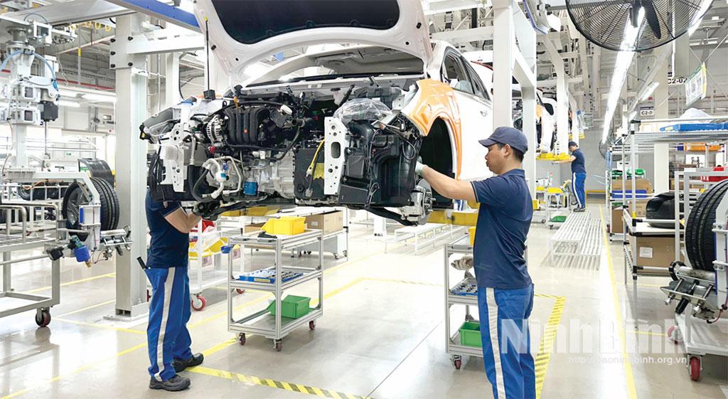 Dây chuyền lắp ráp ô tô tại Nhà máy sản xuất ô tô Hyundai Thành Công Việt Nam, Khu công nghiệp Gián Khẩu.