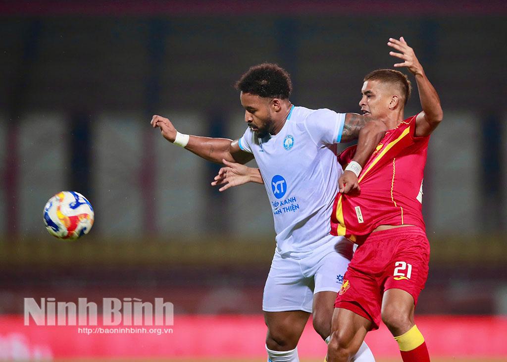Tiền đạo Xuân Son của CLB Nam Định không thể ghi bàn trước đội chủ nhà Selangor.