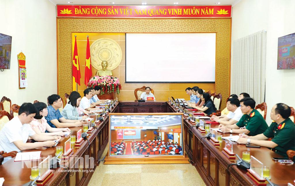 Các đại biểu tại điểm cầu Ninh Bình dự hội nghị trực tuyến toàn quốc triển khai các văn bản mới về công tác kiểm tra, giám sát và thi hành kỷ luật của Đảng. Ảnh: Đức Lam
