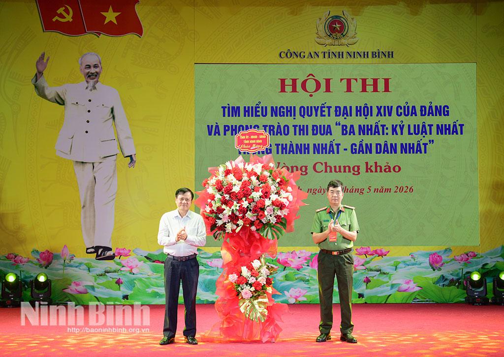 Đồng chí Mai Thanh Long, Tỉnh uỷ viên, Phó Chủ tịch HĐND tỉnh tặng hoa chúc mừng Hội thi