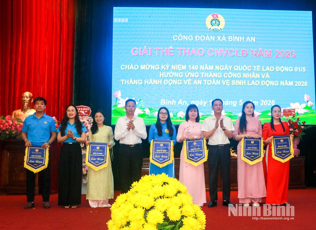Lãnh đạo Liên đoàn lao động tỉnh và lãnh đạo Đảng ủy, UBND xã tặng cờ cho các độ tham gia hội thao.