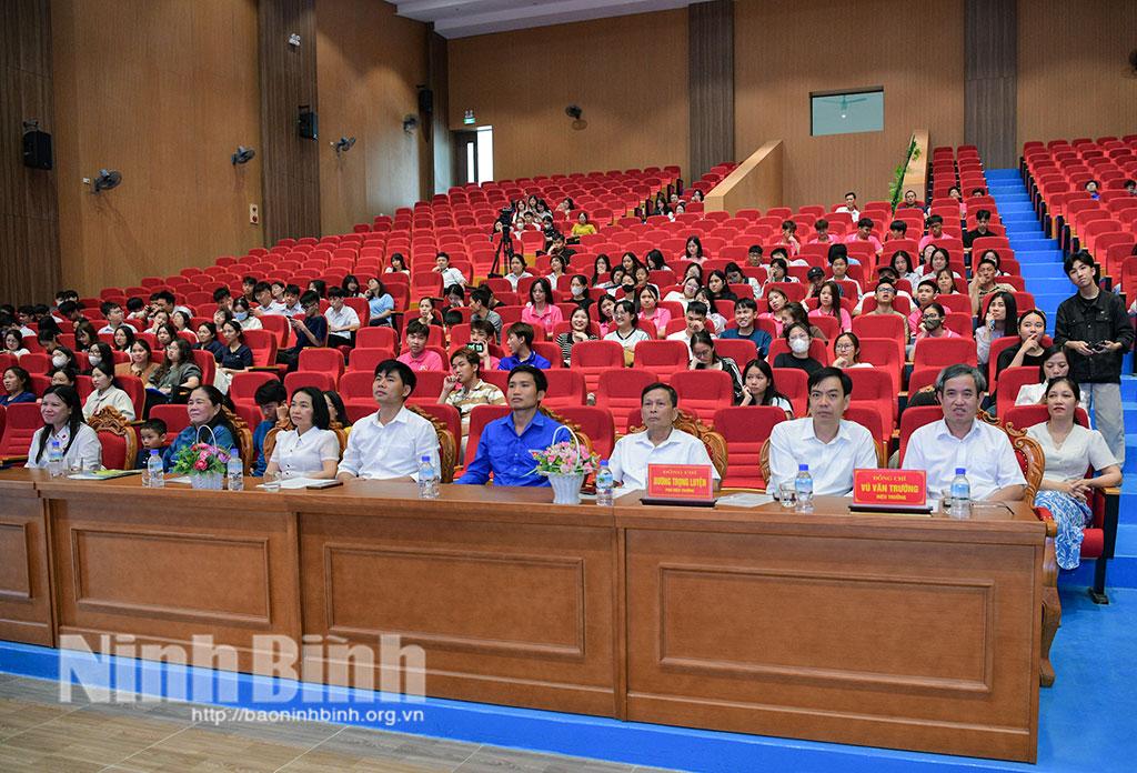 Các đại biểu dự chương trình.